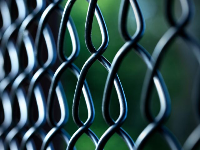Clôture grillagée vs aluminium : quel choix privilégier ?