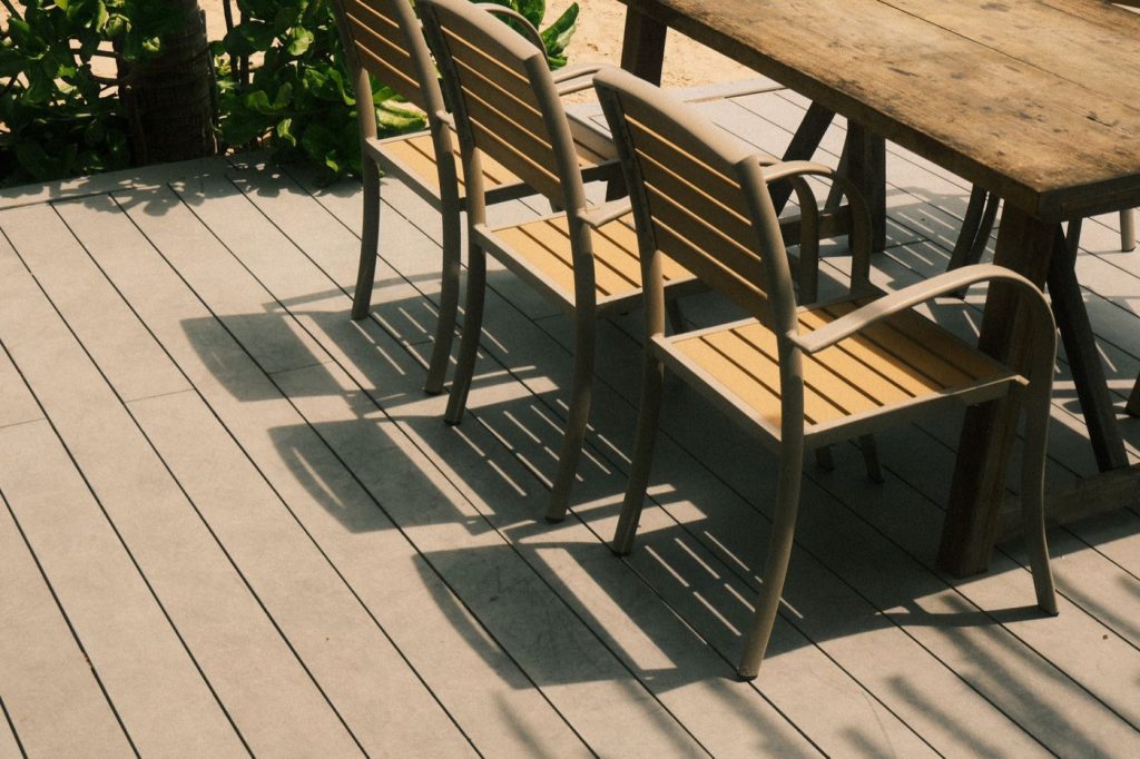 Bois ou béton pour une petite terrasse : critères clés