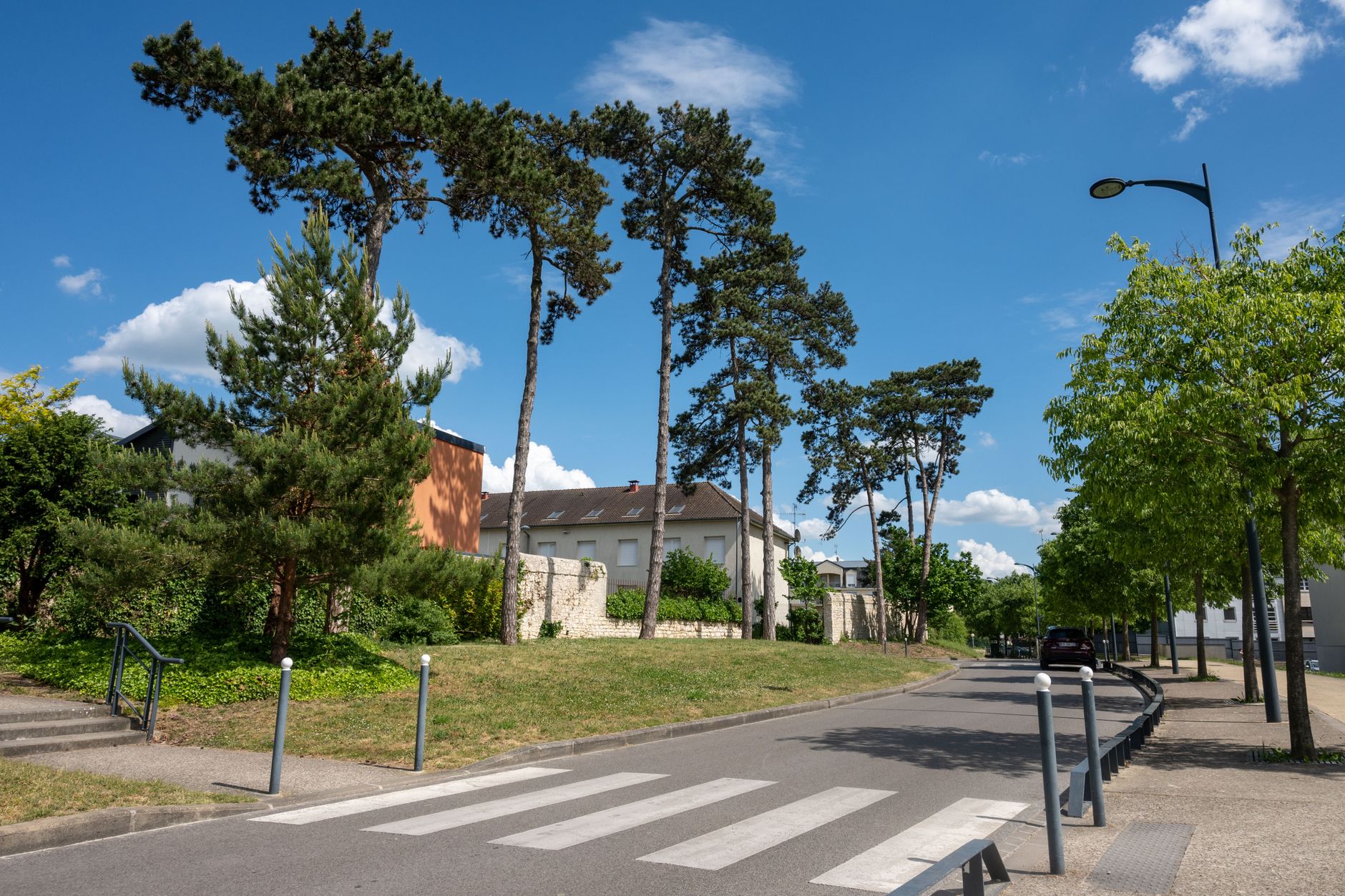 Permis de clôture en zones suburbaines : règles locales