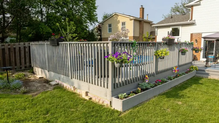 Clôture composite ou PVC : comment choisir